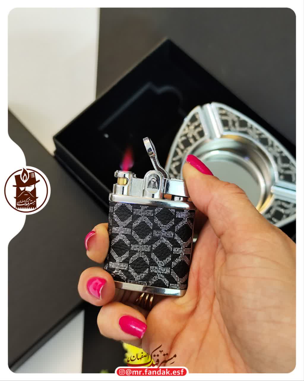 ست فندک شعله رنگی و زیرسیگاری کادویی 304 ست فندک شعله رنگی و زیرسیگاری کادویی 304