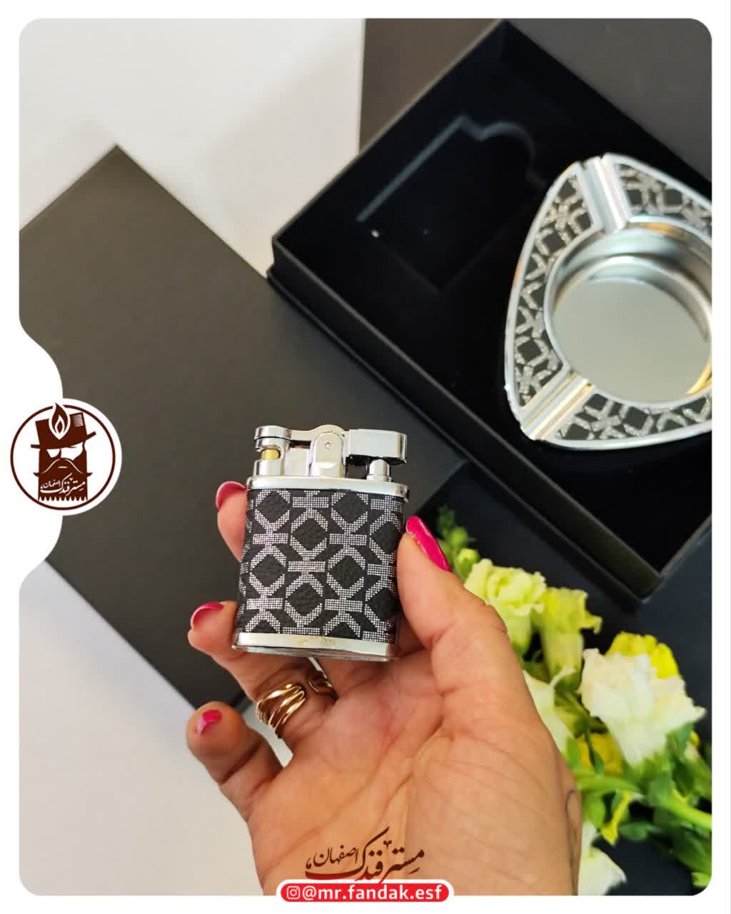 ست فندک شعله رنگی و زیرسیگاری کادویی 304 (1) ست فندک شعله رنگی و زیرسیگاری کادویی 304